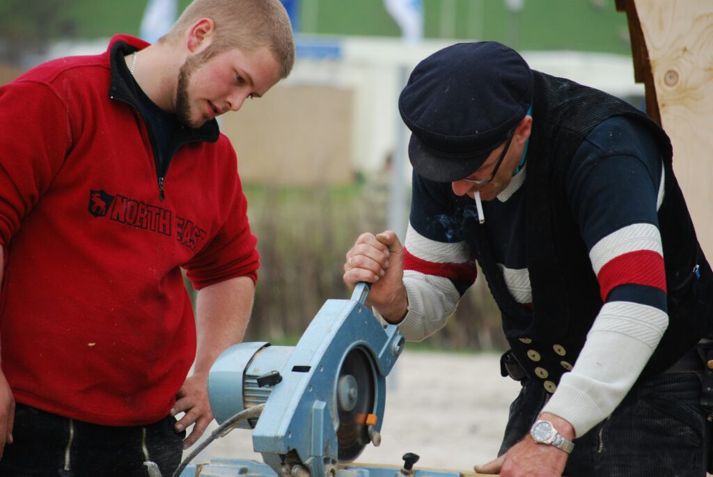Azubi und Handwerksmeister arbeiten gemeinsam in der Werkstatt