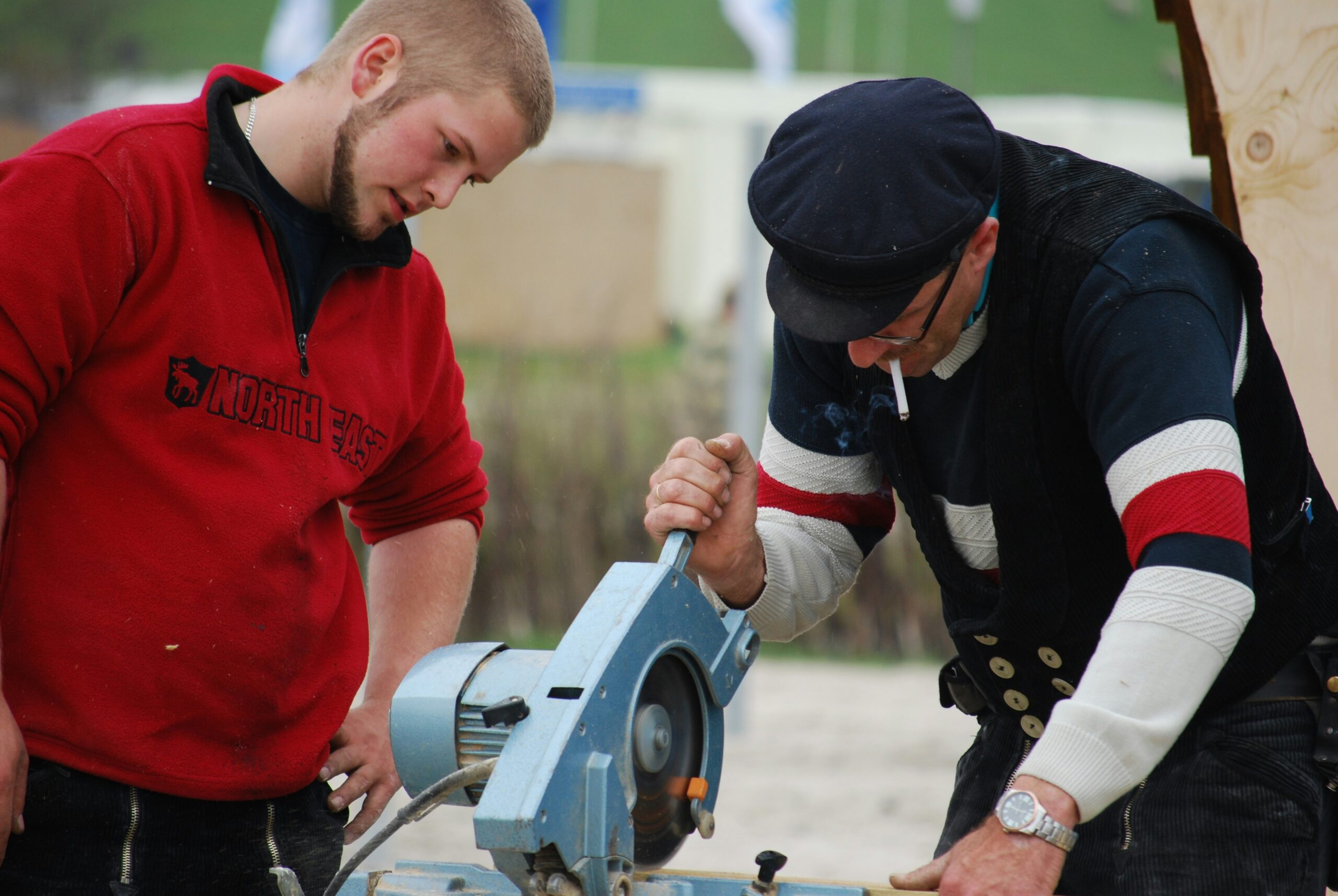 Azubi und Handwerksmeister arbeiten gemeinsam in der Werkstatt