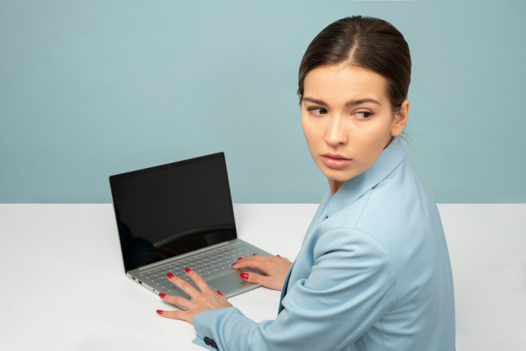 Symbolbild Datenschutz im Handwerksbetrieb, Laptop mit Sicherheitshinweis