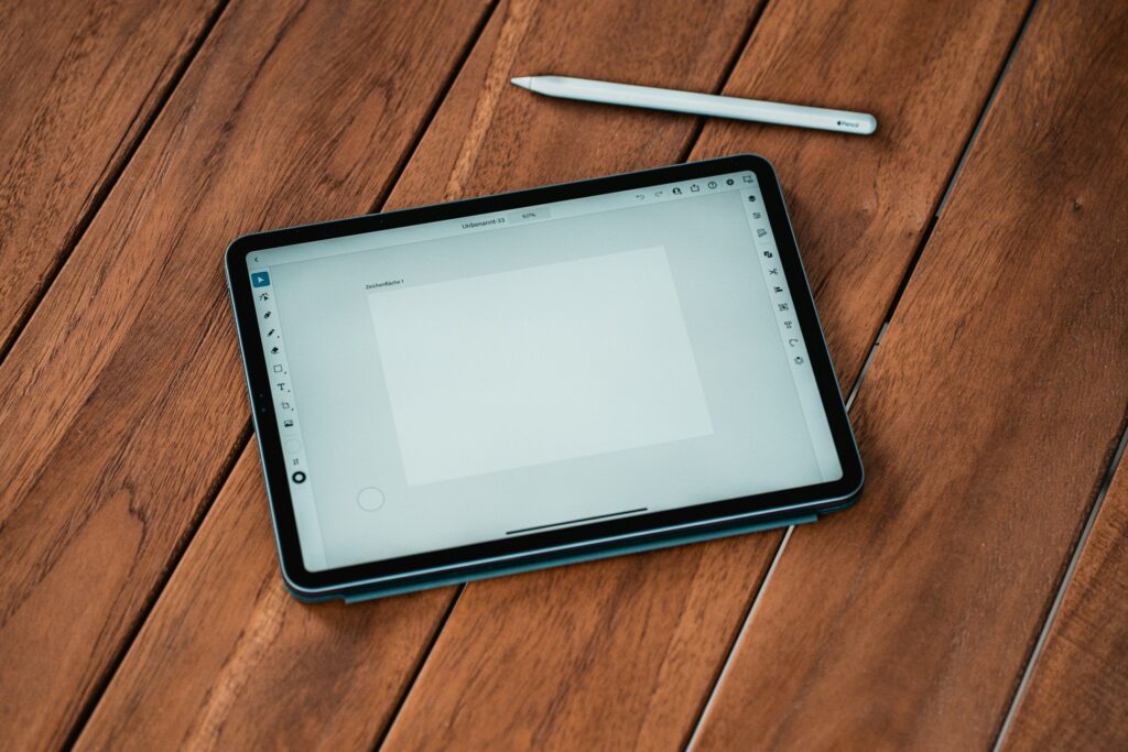 Symbolbild Digitalisierung im Handwerksbetrieb, Tablet auf Werkbank