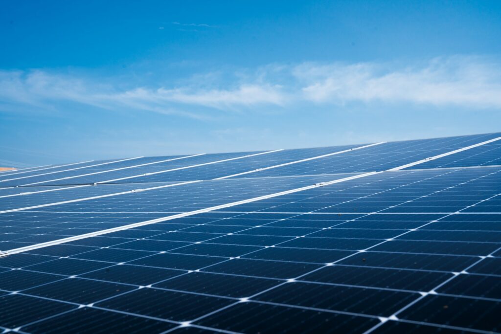Symbolbild Energieeffizienzförderung für Handwerksbetriebe, Photovoltaikanlage auf Dach