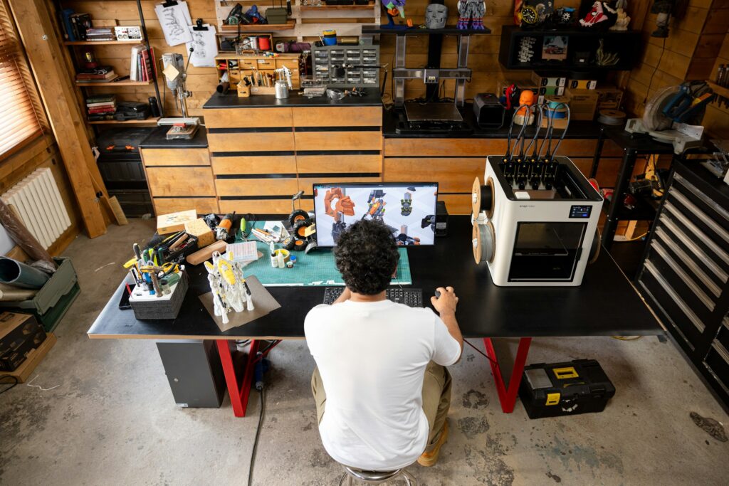 Handwerksbetrieb prüft Digitalisierungsförderung am Bildschirm mit ERP-Software und Antragsunterlagen