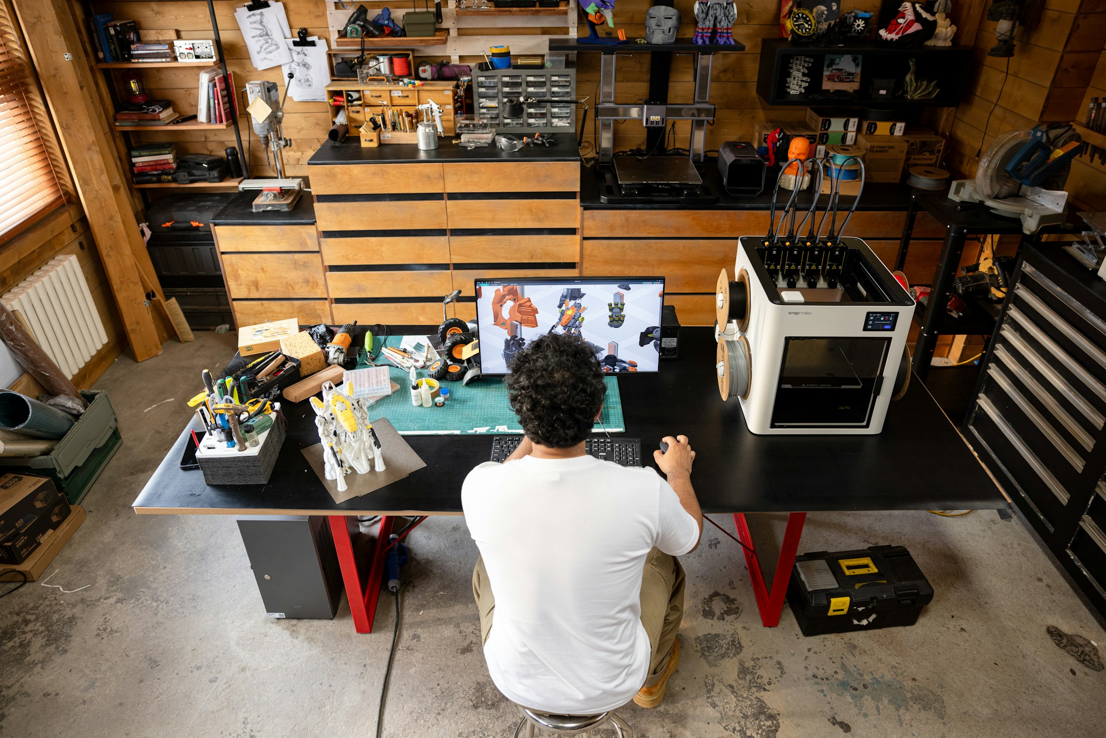 Handwerksbetrieb prüft Digitalisierungsförderung am Bildschirm mit ERP-Software und Antragsunterlagen